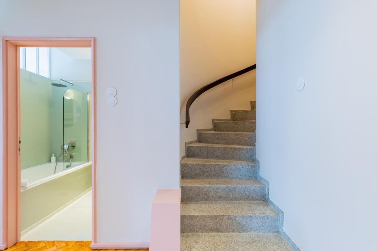 Apartment Amazing Duplex - Mid Century Experience & Parking *